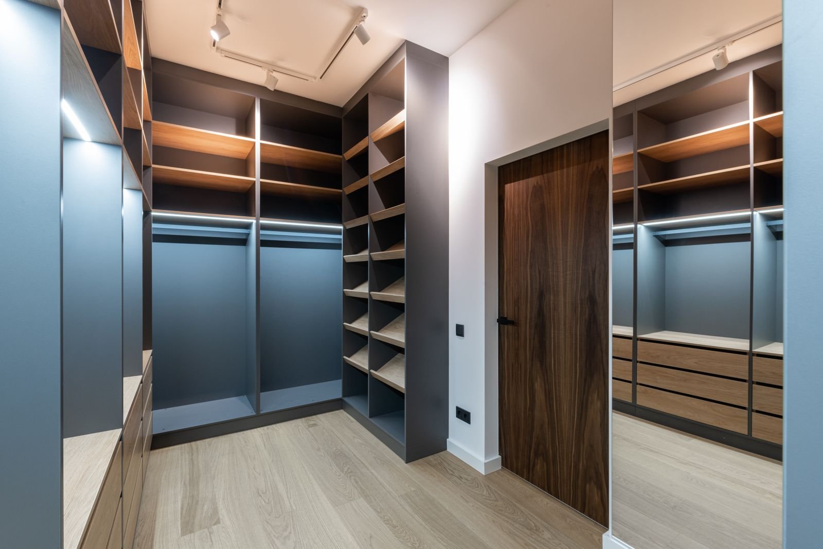 Taj City villa walk-in closet