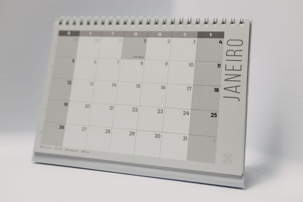 Minimalist desk calendar displaying the month of January with clean design.